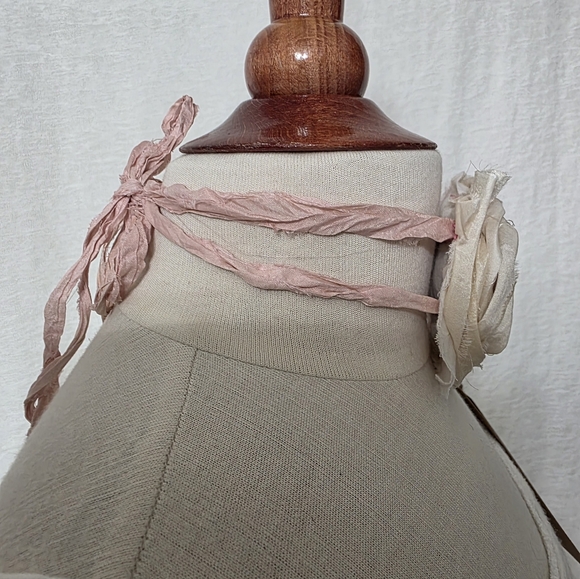 JABOT🩷 MOSSIE ANNA ARTISAN DESIGN NWT - Picture 4 of 6